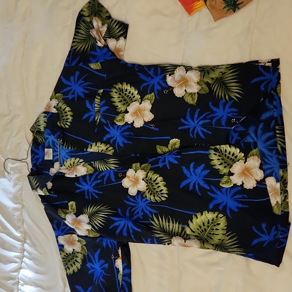 Hawaiian Shirt Lot of Three - Picture 5 of 7